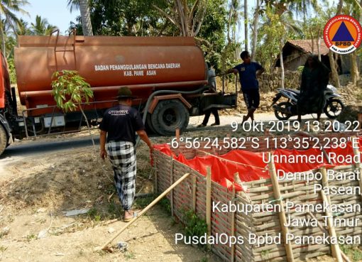DARURAT,SAKSAK BAMBU DAN TERPAL UNTUK PENAMPUNGAN AIR
