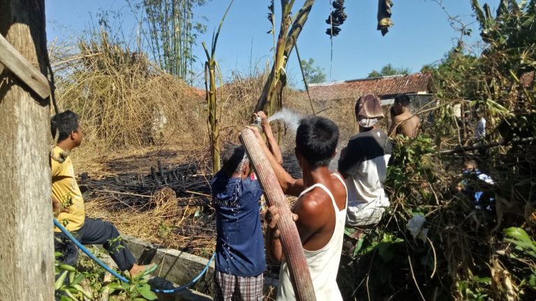 TERBAKAR, LAHAN BAMBU DEKAT PEMUKIMAN