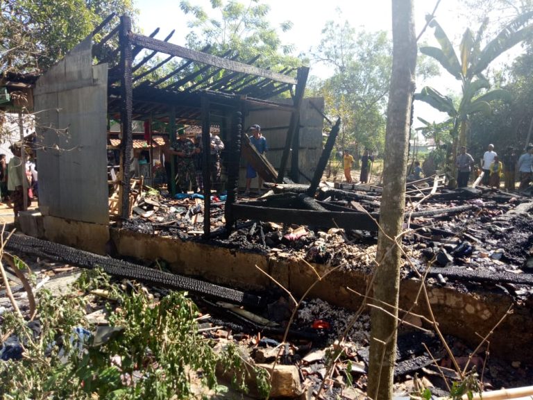 DUA UNIT RUMAH TERBAKAR