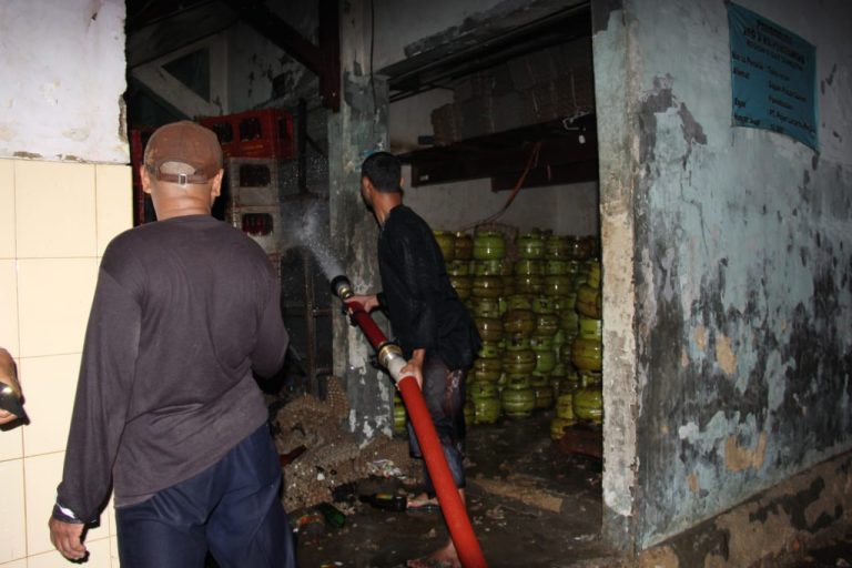 TOKO DEKAT AREA PASAR TERBAKAR