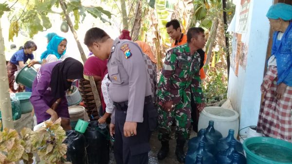 MASYARAKAT ANTUSIAS MENYAMBUT DROPING AIR BERSIH