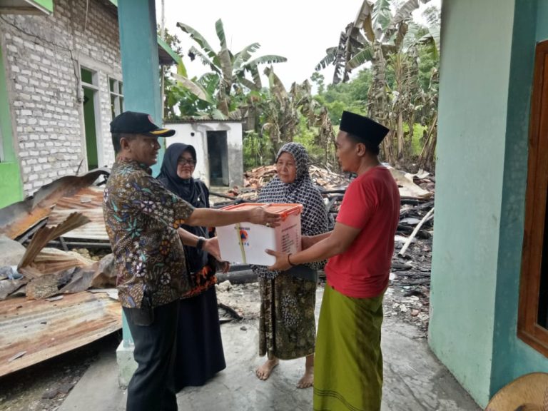 KORBAN RUMAH TERBAKAR, MENDAPAT BANTUAN
