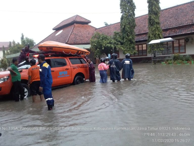 AREA KOTA PAMEKASAN DI WARNAI GENANGAN AIR DAN LONGSOR