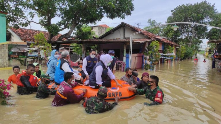 SETELAH BANJIR PERKOTAAN KINI ANGIN KENCANG LANDA DUA KECAMATAN