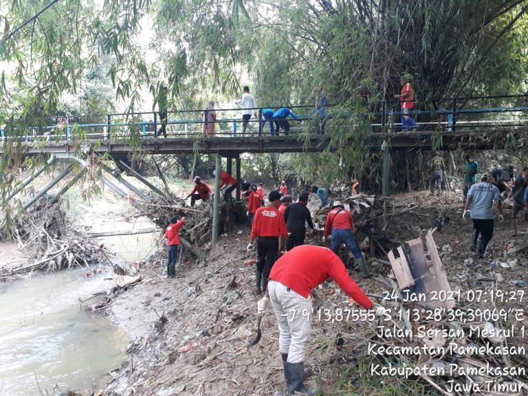 BERSIH-BERSIH DIKAKI JEMBATAN