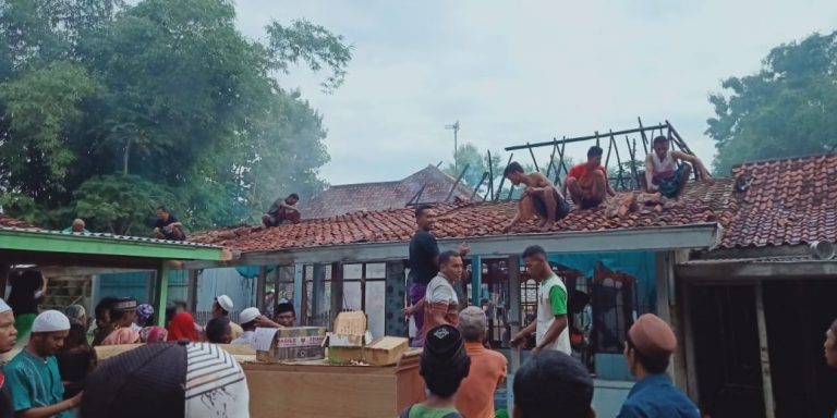RUMAH TERBAKAR ,DI DUGA KONSLETING ARUS PENDEK LISTRIK