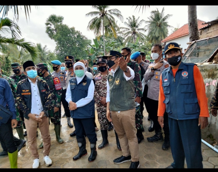 GUBERNUR JATIM BERI SANTUAN KORBAN